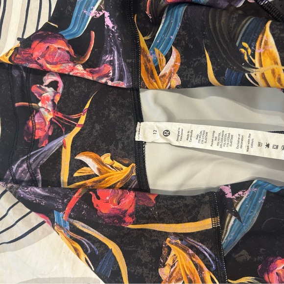 Lululemon Athletica Align Black Floral Yoga Shorts - Picture 4 of 4